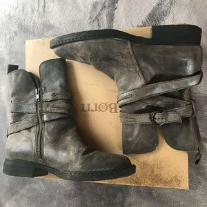 Born LeAndrea bootie. Grey distressed.